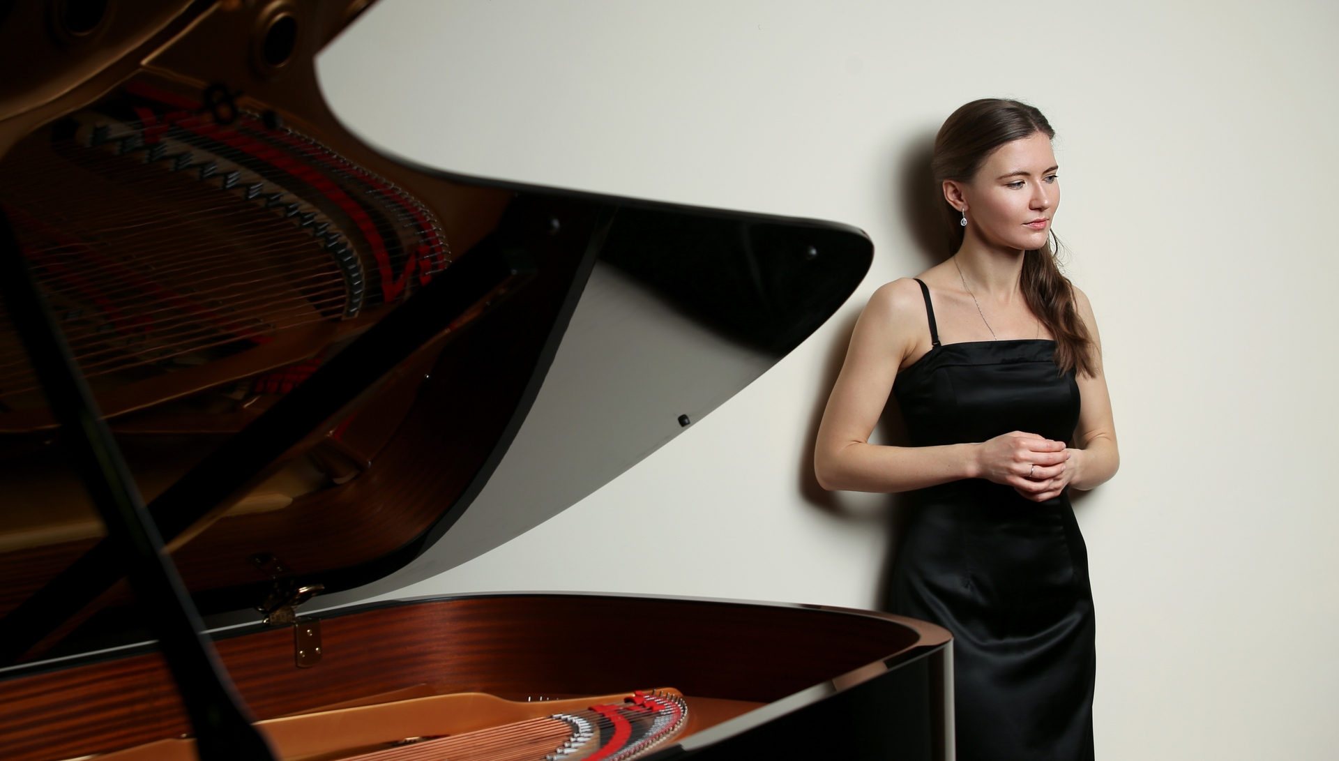 Anna Schreider standing by a grand piano